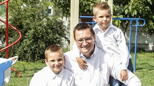 Это очень хорошие дети, таких не встретишь и у родных родителей