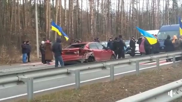 ДТП на трассе Киев - Чоп: митингующие перекрыли трассу, в результате столкнулись 2 иномарки (ВИДЕО)