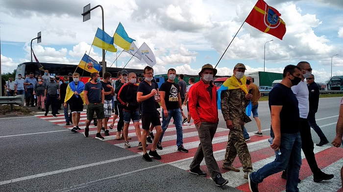 «Карты закрыты. Землю не выдают», — в Житомире перекрыли трассу «Киев – Чоп», требуя отставки «смотрящего по земле» Романа Лещенко (ФОТО / ВИДЕО)