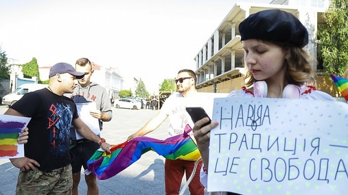 «Порванный радужный флаг, активисты, яйца и полиция» — в Житомире прошла акция «все люди равны» (ФОТО / ВИДЕО)