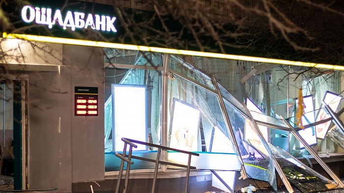В Киеве взорвали отделение «Ощадбанка» — улицу усыпало деньгами (ФОТО / ВИДЕО)