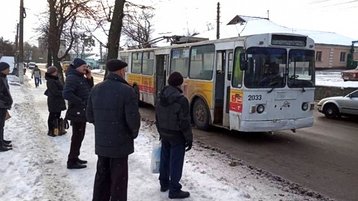 В Житомире загорелся троллейбус: пассажиры в панике покинули салон