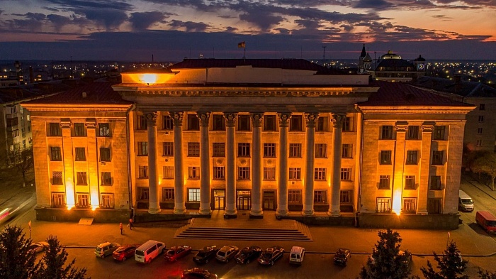 «400 людей в одній квартирі», — в Оліївській ОТГ викрили схему підкупу виборців, за яку світить до 4 років за ґратами (ВІДЕО)