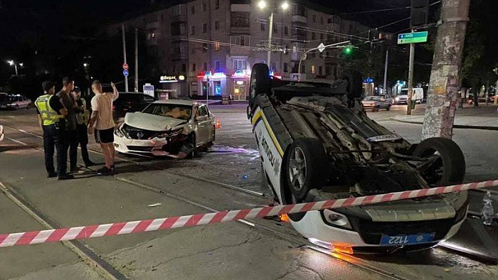 «Ехали на красный с маячками», — в центре Житомира Nissan въехал в полицейский автомобиль (ФОТО / ВИДЕО)