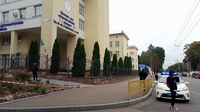 В Житомире «заминировали» областную больницу и военный госпиталь — пациентов и персонал эвакуировали (ФОТОРЕПОРТАЖ)