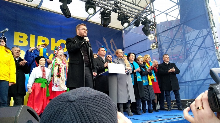 Митинг Тимошенко в Житомире: плакаты, яйца и полиция (ВИДЕО)