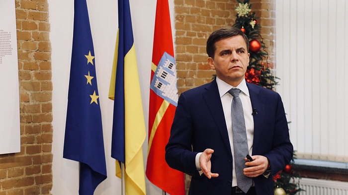 Мер Сухомлин в 2019-м пообещал снизить зарплаты заместителям