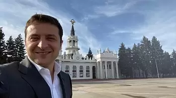 «Ждём до конца года — кто не сможет, будем прощаться»: Зеленский записал новое видео в Tesla и прорекламировал любимую кофейню (ВИДЕО)