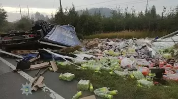 Авария: перевернулся грузовик с кока-колой (ФОТО)