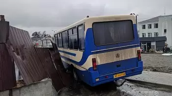 В Каменском водитель школьного автобуса вёз детей в бассейн и умер за рулём — автобус въехал в столб (видео момента аварии) / ОБНОВЛЕНО