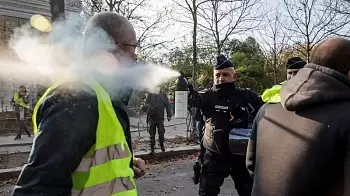 Массовый протест против высоких цен на бензин во Франции: ФОТОРЕПОРТАЖ
