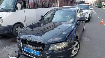 В центре Житомира столкнулись Mercedes и Audi (ФОТО) / ОБНОВЛЕНО