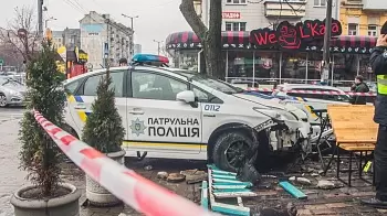 В Киеве полицейский Prius сбил человека и влетел в кафе (ФОТО)