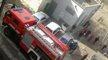 В Киеве спасатели вынесли детей из горящей квартиры: ВИДЕО