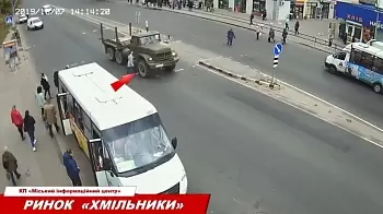 ДТП на пешеходном переходе — у рынка «Хмельники» в Житомире грузовик сбил 17-летнюю девушку (ФОТО / ВИДЕО)