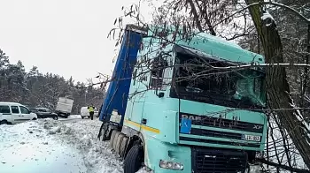 В Киеве столкнулись два грузовика: пострадал водитель одного из них (ФОТО)