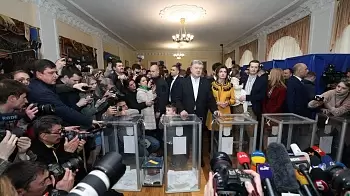 Сонный Зеленский, Порошенко без вышиванки и беременная активистка Femen: как голосовали кандидаты? (ВИДЕО)