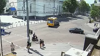На перекрестке Киевская / Покровская в Житомире маршрутка сбила 18-летнего скутериста — полиция ищет свидетелей ДТП (ФОТО)