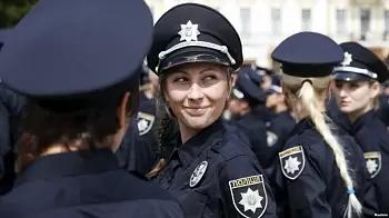 На одном из участков в Житомире член комиссии подрался с девушкой - полицейским