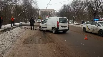 ДТП на Чудновском мосту в Житомире: автомомбиль Peugeot въехал в столб (ФОТО)