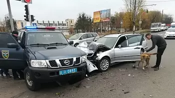 «Ехали на красный с мигалками, у водителя не было прав» — на Проспекте Независимости в Житомире столкнулись BMW и полицейский Nissan (ФОТО)