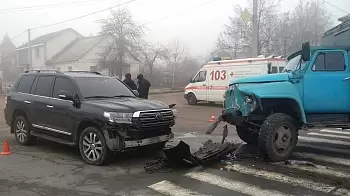 В Житомире столкнулись Toyota Land Cruiser и ГАЗ хлебозавода — травмированы оба водителя (ФОТО / ВИДЕО)