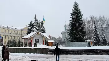 На Михайловской под снегом развешивают зонтики, а на площади уже установили домик Святого Николая: ФОТОРЕПОРТАЖ