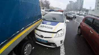В Киеве полицейский Prius преследовал Land Cruiser и влетел в грузовик «Киевавтодора»
