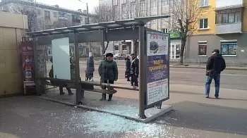 Ночью 14 марта неизвестные разбили остановку общественного транспорта в Житомире - полиция задержала хулиганов (ФОТО)