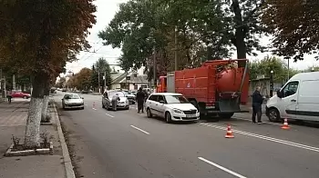 Тройное ДТП в центре Житомира — столкнулись 2 легковушки, одна из них выехала на встречку и задела КамАЗ (ФОТО) 