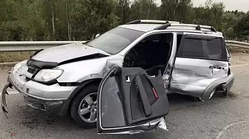 На трассе Киев-Чоп Mitsubishi влетел в отбойник — пострадали трое людей (ФОТО)