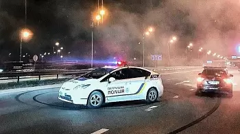 ﻿В Житомире нетрезвый водитель протянул патрульного с зажатой в стекле рукой около 35 метров — автомобиль и водителя ищет полиция (ВИДЕО)