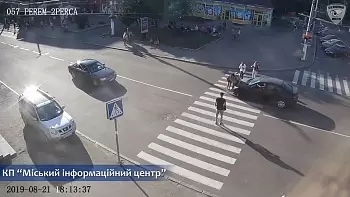 В центре Житомира неизвестный сбил двух женщин на пешеходном переходе и скрылся (ВИДЕО)