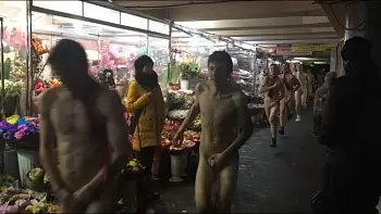 По центру Киева пробежала толпа голых мужчин (ФОТОРЕПОРТАЖ)