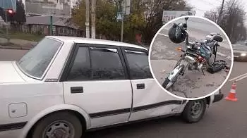 На проспекте Независимости в Житомире мотоцикл въехал в Nissan: видео момента ДТП
