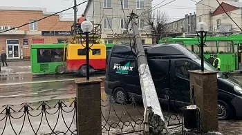Падение электроопоры в районе Сенного спровоцировало остановку электротранспорта
