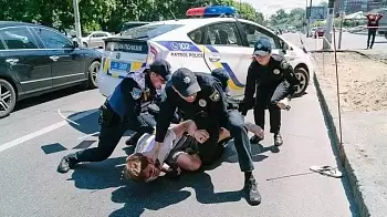Опасное задержание: в Житомире 25-летний подозреваемый в покушении на убийство ранил двоих полицейских