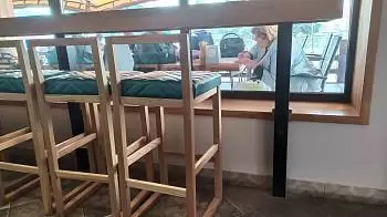 В Бердичеве глава избирательной комиссии переписывала протоколы в кафе — на место вызвали полицию (ВИДЕО)