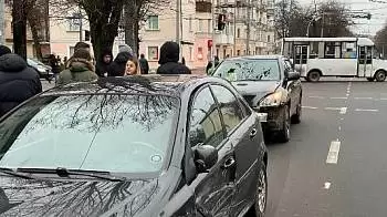 В центре Житомира столкнулись две легковушки — одна из них почти зацепила женщину – пешехода на тротуаре (ВИДЕО)
