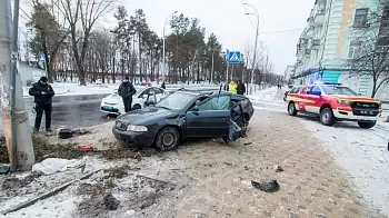 В Киеве Audi въехал в остановку: водитель с другом сбежали с места ДТП (ФОТО, ВИДЕО)