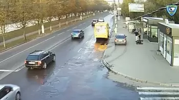 В Житомире легковой автомобиль влетел на остановку и сбил молодого парня (ВИДЕО)