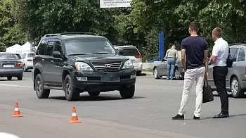 На Проспекте Мира в Житомире Lexus GX сбил женщину на проезжей части — за рулём был Павел Цимбалюк (ФОТО)
