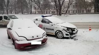 В Житомире столкнулись полицейский автомобиль, Volvo и Lanos: ФОТО