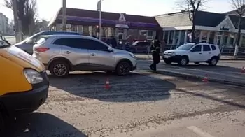 На перекрёстке Покровская / Грушевского в Житомире Renault сбил девушку: ФОТО