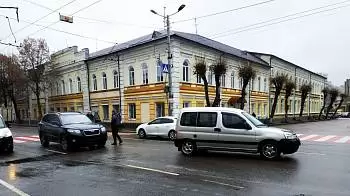 В центре Житомира джип Hyundai «въехал в зад» легковому Peugeot и скрылся с места ДТП (ФОТО)
