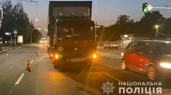 На проспекте Мира в Житомире грузовик сбил 15-летнего парня — момент ДТП попал на видео