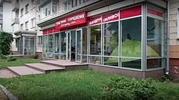 Разбили витрину - украли манекены, куртки и рюкзак: ФОТО