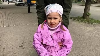 В Житомире потерялась маленькая девочка ﻿— перебегая дорогу на красный, малышка едва не попала под машину (ФОТО)