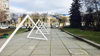 Абстрактный художественный проект на площади Королёва: ФОТО