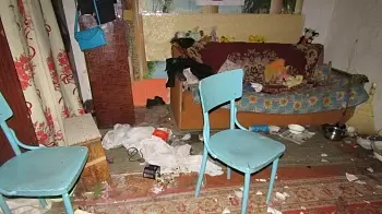 Пьяная мать не хотела отпускать детей в больницу и набросилась с ножом на инспектора соцслужб: ФОТО